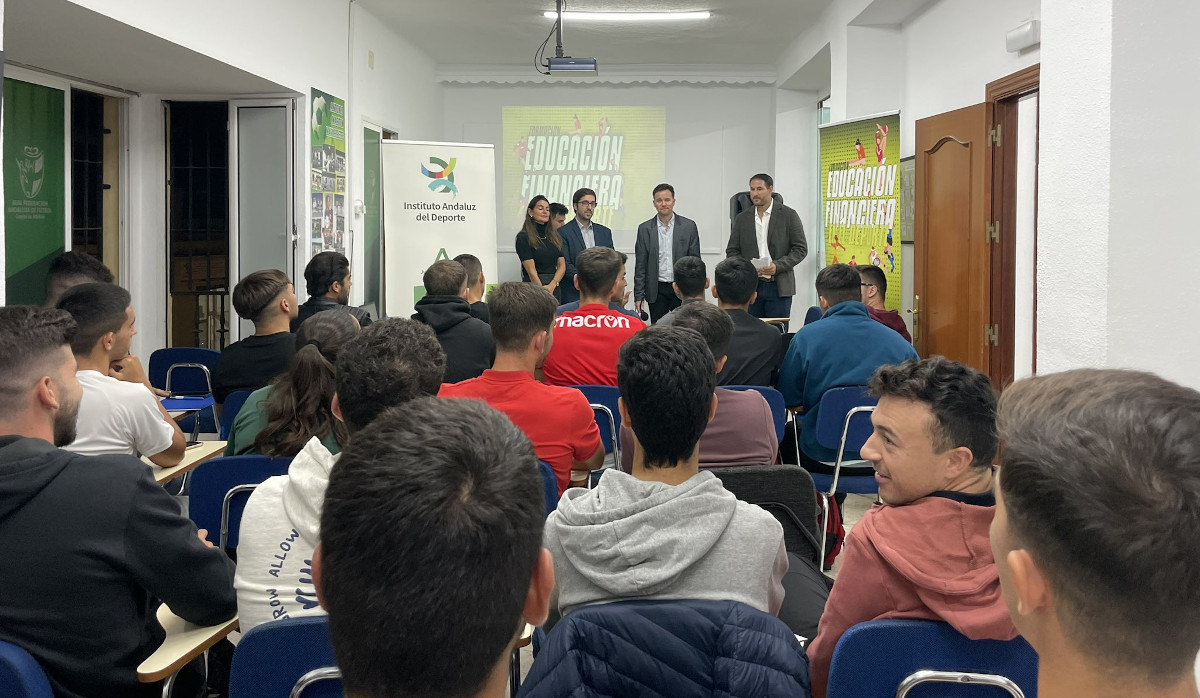 El Proyecto Edufinet acerca la educación financiera a más de 350 personas del mundo del deporte junto con la Asociación de Periodistas Deportivos de Málaga